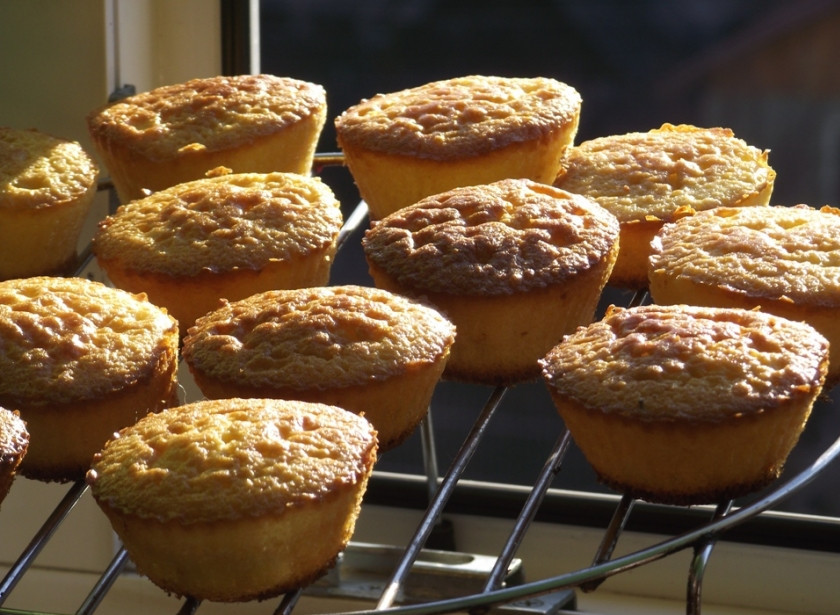 1. Этап. Кексики с кремом: Наполняем формочки примерно наполовину. Выпекаем в разогретой духовку до 180 С минут 20. Готовность проверяйте зубочисткой. Готовым кексикам дайте остыть.