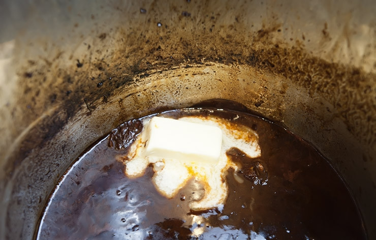 1. Этап. Говядина в красном вине: 8. Огонь понизьте до медленного и добавьте оставшееся сливочное масло. Варите до полного растворения масла.