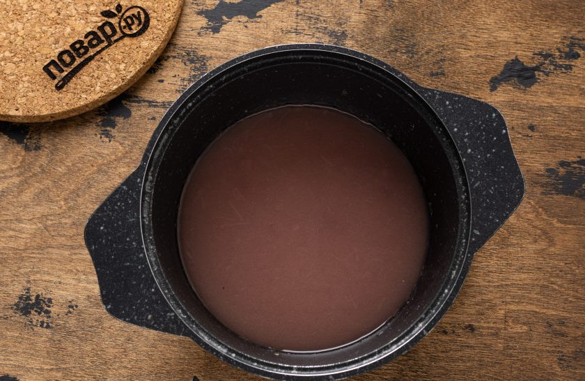 1. Этап. Соус из красного лука: После влейте воду. Доведите до кипения, затем тушите на слабом огне около 20 минут до загустения.