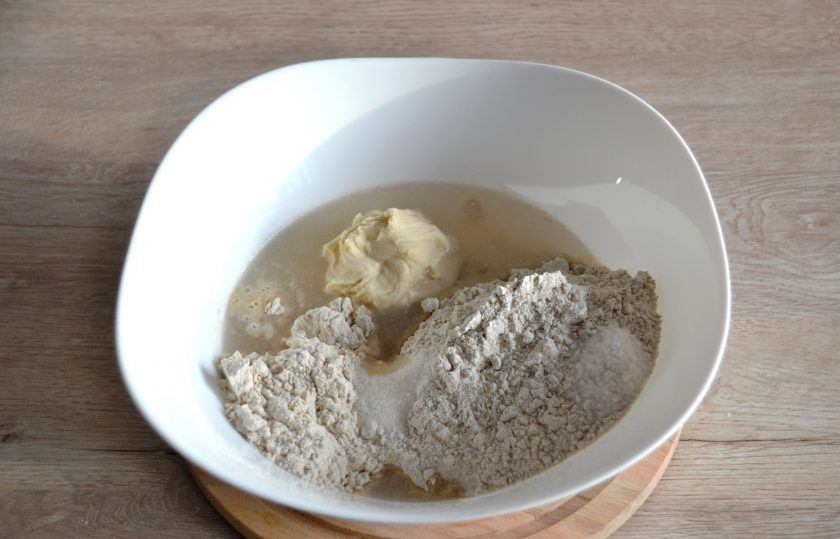 1. Этап. Ржаные лепешки на закваске: В миску выложите все ингредиенты: закваску, два вида муки, соль, сахар, влейте воду.