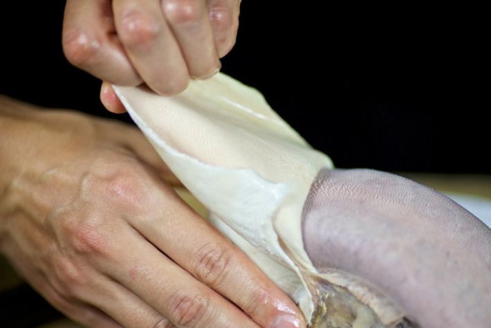 1. Этап. Язык заливной: 2. Снимите кожицу с готового языка.