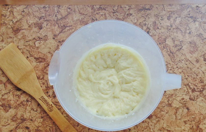 1. Этап. Крем Пломбир на сливках: Холодный заварной крем достаньте из холодильника и слегка взбейте миксером.