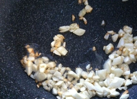 1. Этап. Чесночно-томатный соус: 3. Затем обжарьте чеснок в течение 30 секунд в разогретом масле.