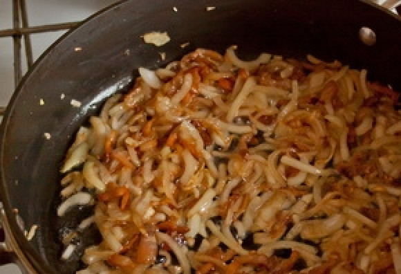 1. Этап. Бабка картофельная в горшочке: И добавить его в сковороду с грудинкой. Перемешать и обжаривать на довольно сильном огне 2-3 минуты.