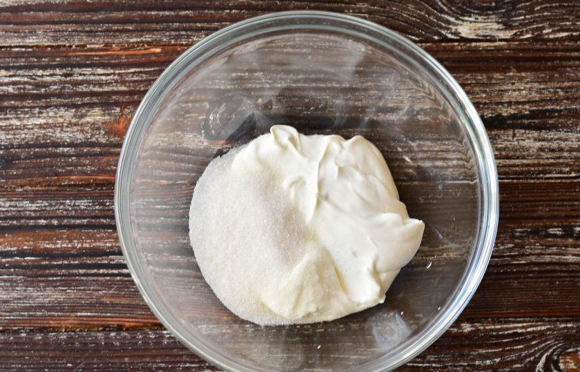 1. Этап. Сметанно-шоколадный крем: В миску выложите сметану, добавьте сахар.