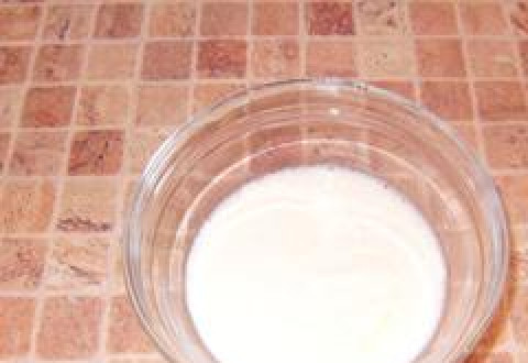 1. Этап. Камбала в духовке с картошкой: В отдельной тарелочке смешиваем 2 столовые ложки растительного масла, соль и сметану.