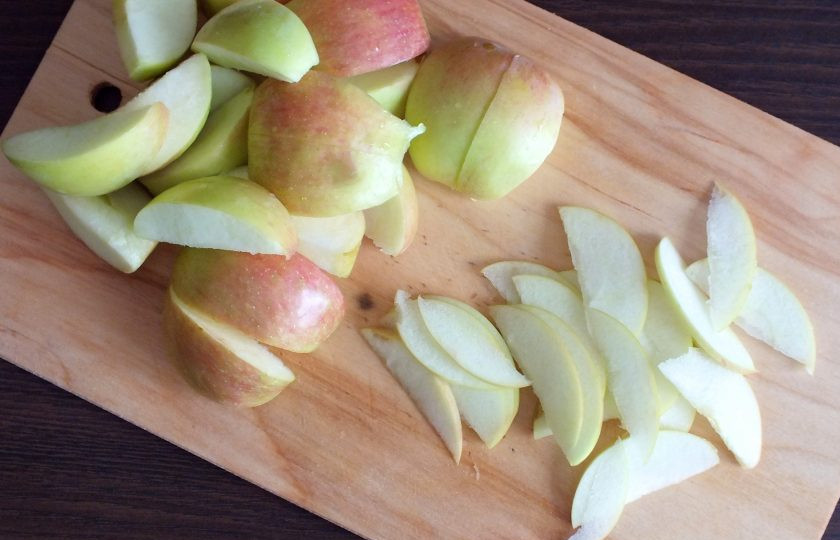 1. Этап. Пирог Хризантема с яблоками: У яблок удалите семенную коробочку. Нарежьте тоненькими дольками.