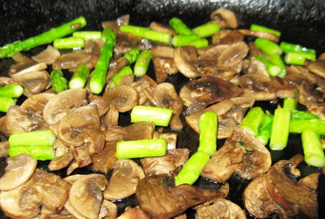 1. Этап. Салат из спаржи с грибами: Добавить спаржу и, помешивая, обжаривать еще 5 минут.