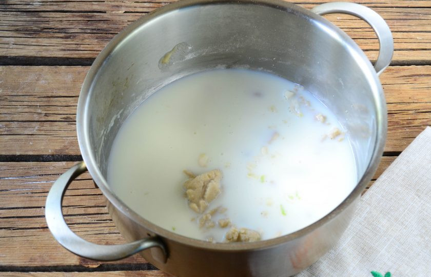 1. Этап. Гратен из картофеля в стиле маффинов: Влейте молоко и варите на медленном огне, постоянно размешивая венчиком, пока масса не загустеет и не станет похожей на заварной крем.