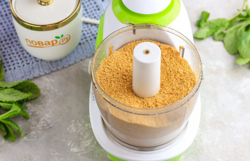 1. Этап. Медовик с вареной сгущенкой и сметаной: Измельчите остатки в крошку при помощи подручной техники или в пакете при помощи скалки.