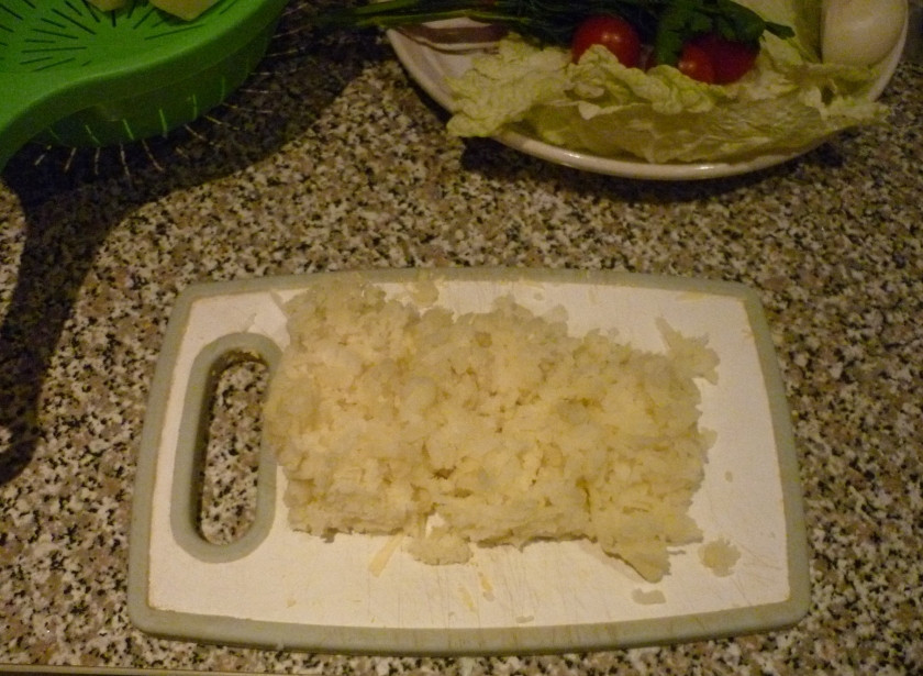 1. Этап. Патрик Звезда: Отварной картофель трем на крупной терке.