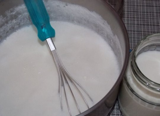 1. Этап. Готовим сыр Филадельфия в домашних условиях: 4. Перемешайте венчиком или миксером кефир с молоком (кефир должен свариться).