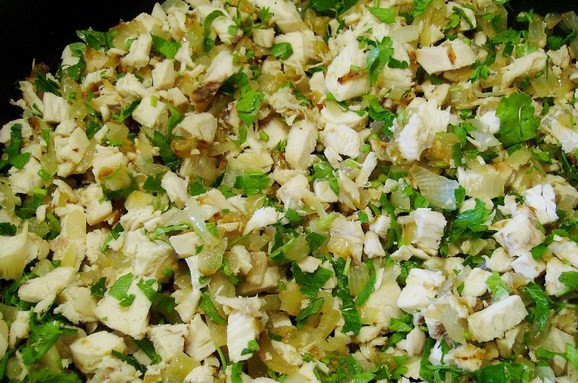 1. Этап. Заливной пирог на кефире: Приготовили сначала начинку: лук обжарили, грудку отварили, обжарили вместе с луком. Добавили специи и зелень, дали остыть.