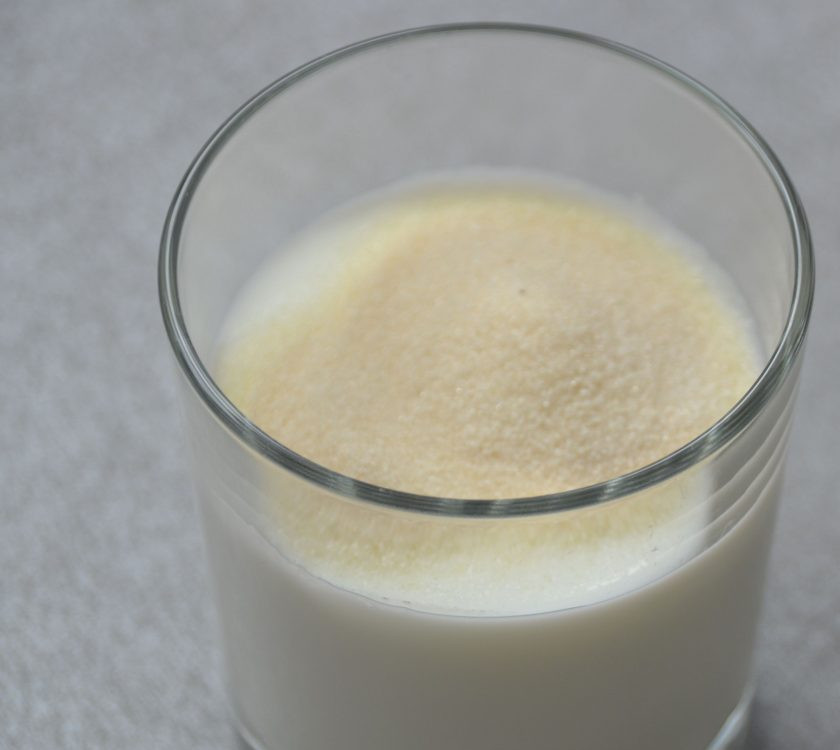 1. Этап. Бланманже из сметаны: Всыпьте в молоко желатин и дайте набухнуть в течение 15-20 минут, после чего, нагрейте желатин до полного растворения, но не кипятите.