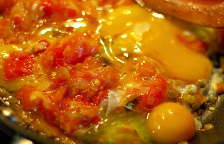 1. Этап. Яичница с помидорами: Затем в сковородку разбиваем яйца, соль, орегано и все хорошенько перемешиваем. Мешаем до тех пор, пока не приготовится яичница.