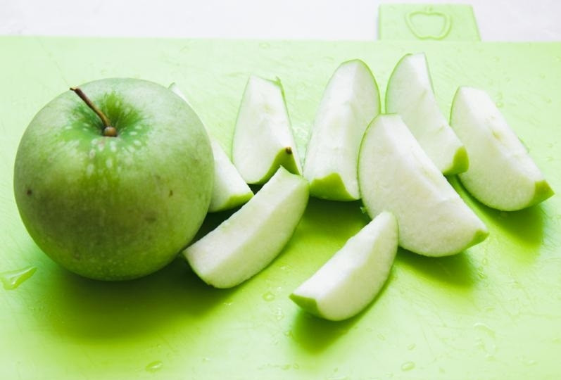 1. Этап. Ароматная курица в рукаве: 3. Помойте и удалите сердцевину с яблок. Нарежьте их крупными дольками. Яблоки лучше брать твердых сортов.