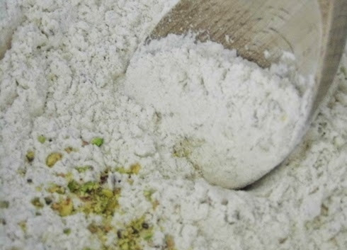 1. Этап. Фисташковый тарт с белым шоколадом: 3. Соедините орехи с просеянной мукой и сахаром.