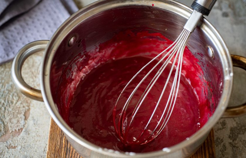 1. Этап. Нежная говядина под ягодным соусом: К ягодной массе добавьте крахмал и вновь верните на небольшой огонь. Варите массу, помешивая венчиком до заметного загустевания.