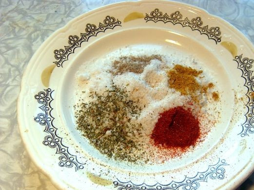 1. Этап. Куриные бедра, тушеные в сметане: 2. Для начала необходимо соединить все специи, тщательно перемешав их. Стоит учесть, что соус ни солить, ни перчить не нужно будет, так что количество специй должно быть рассчитано и на курицу, и на сметанный соус.