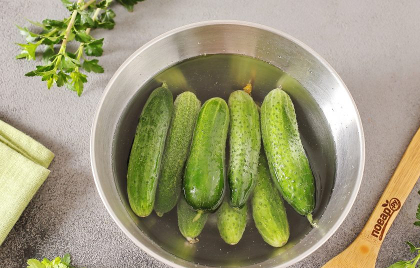 Огурцы маринованные с черноплодной рябиной 1. Этап. Огурцы маринованные с черноплодной рябиной: Огурчики замочите в холодной воде на 2 часа.