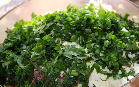 1. Этап. Холодник на квасе: Теперь мелко режем зелень.