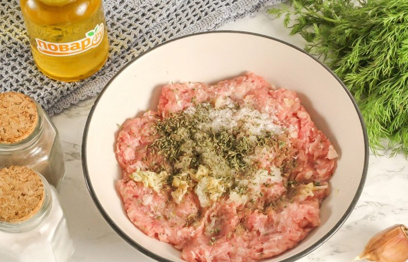 1. Этап. Колбаски «По-балкански» с салатом из запеченных овощей: Всыпьте сушеный тимьян. По желанию добавьте приправу для мяса, немного орегано, паприку и т.д. Тщательно вымешайте фарш.