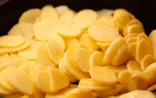 1. Этап. Треска с картофелем в духовке: Картофель почистить и нарезать на тонкие кружочки острым ножом. Чем тоньше, тем лучше.