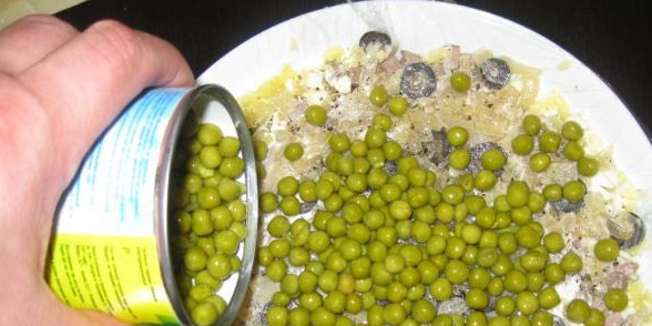 1. Этап. Салат из соленых огурцов без майонеза: 3. Слой огурцов тоже смажем сметаной. Поверх него выложим слой лука и маслин. Поверх лука — немного сыра и яиц, потом слой говядины. А дальше повторяем все слои в той же последовательности, пока не закончатся ингредиенты. Смажем сметаной и распределим горошек равномерно.