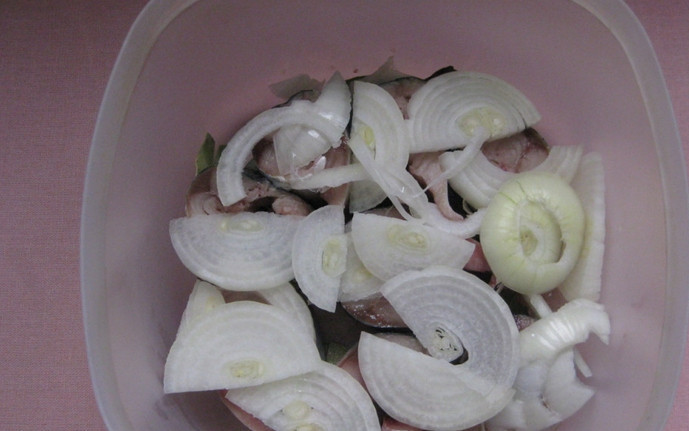 1. Этап. Скумбрия маринованная по-домашнему: Кладём немного лука.