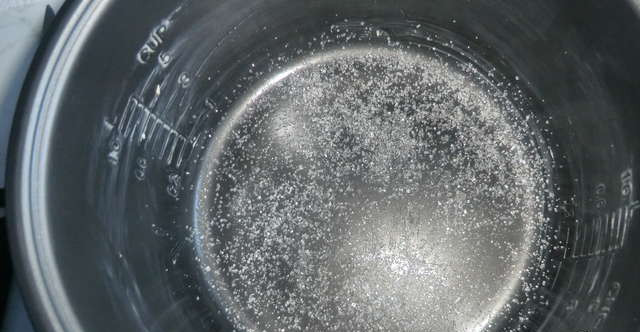 1. Этап. Ананасовый пирог в мультиварке: Смазываем дно мультиварки сливочным маслом. Посыпаем сахаром.