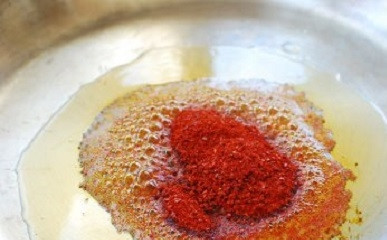 1. Этап. Суп Почти по-корейски: 4. На сковороде разогрейте растительное масло. Выложите туда острый перец и паприку. Обжарьте пару секунд.