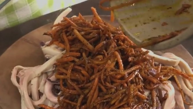 1. Этап. Салат из кальмаров с морковью по-корейски: 5. Кальмары нарежьте тонкими полосками. Соедините их с морковью и добавьте яблочный уксус. Перемешайте, накройте пленкой и отправьте в холодильник на час-полтора.