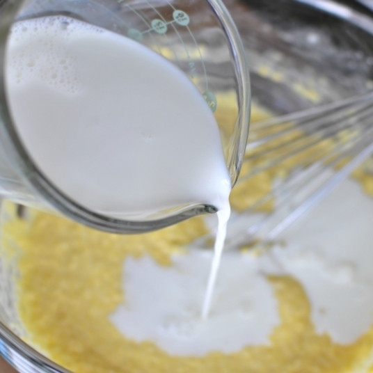 1. Этап. Вафли с беконом: Добавляем молоко комнатной температуры и еще немного взбиваем.