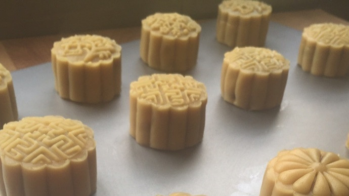 1. Этап. Лунные кексики: 7. Кондитерской формочкой-печатью сформируйте кекс и отправьте выпекаться в духовку на 90 градусов в течение 10 минут. После достаньте их из духовки, смажьте яйцом и верните выпекаться дальше на 8-10 минут.