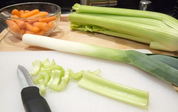 1. Этап. Суп для малышей: 2. В данном случае набор овощей довольно простой. Кстати, в супчике не будет картофеля, но при желании вы можете его добавить. Овощи вымойте и измельчите.