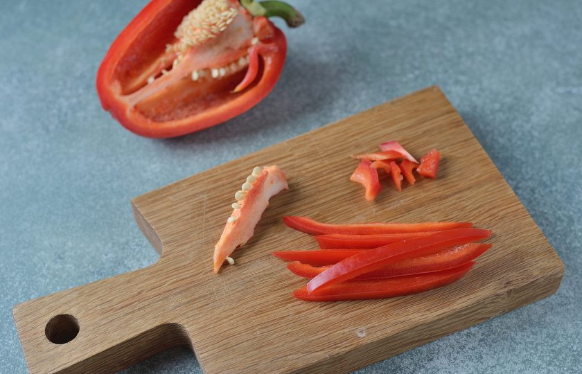 1. Этап. Роллы с болгарским перцем: Болгарский перец очистите от плодоножки и семечек, нарежьте тонкими ровными ломтиками, обрежьте все лишнее.