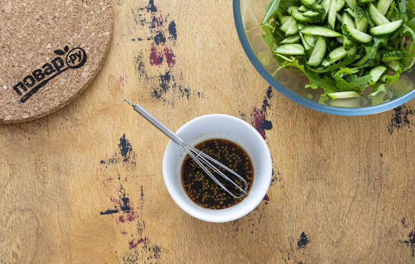 1. Этап. Салат из рукколы с арахисом по-китайски: Для заправки смешайте сироп топинамбура, соевый соус, растительное масло и рисовый укус. Добавьте горчицу и острый перец чили, все перемешайте.