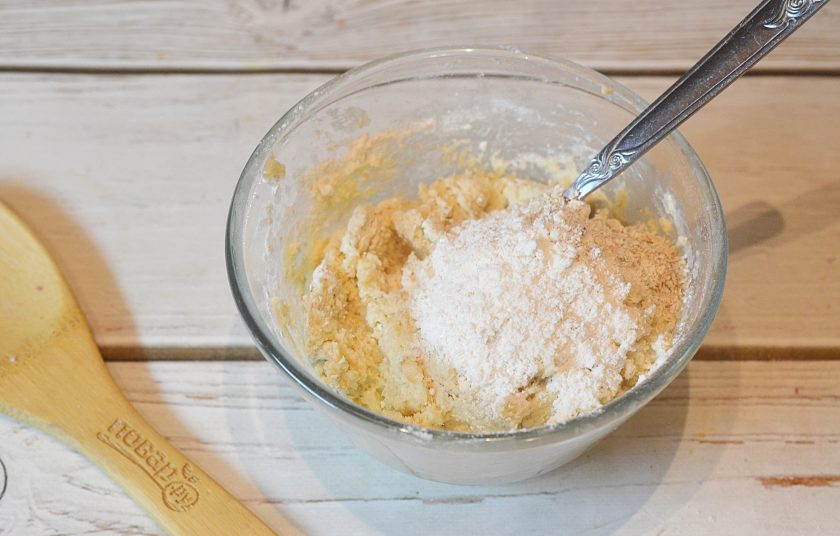 1. Этап. Овсяное печенье с корицей: 3. Добавьте два вида муки и замесите тесто.
