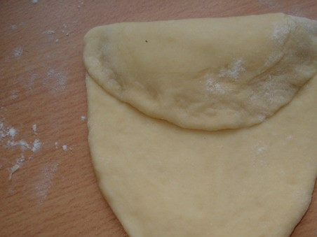 1. Этап. Сладкие булочки: Формируем булочки, сворачивая лепешки.