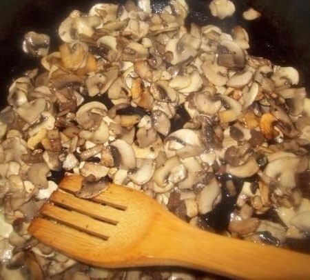 1. Stage. Zodiac Salad: Cut mushrooms not large and fry in vegetable oil, salt a little.