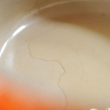 1. Этап. Рёбрышки в томатном соусе: В эмалированной утятнице разогрейте масло канолы.