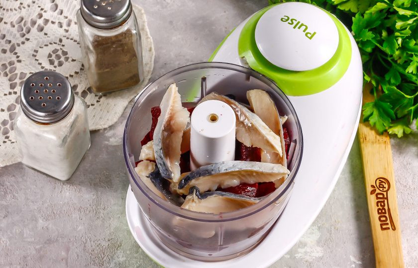 1. Этап. Форшмак со свеклой: Туда же выложите кусочки сельди из пресервы. Можно использовать слабосоленую сельдь, отфилетировав тушку и удалив из нее косточки.