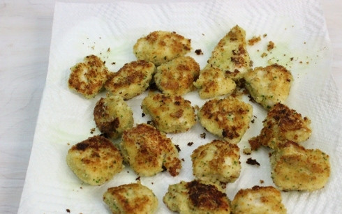 1. Этап. Куриное филе в сухарях: Выложите обжаренные кусочки на бумажное полотенце, чтобы они немного стекли от масла, после чего можете подавать к столу.