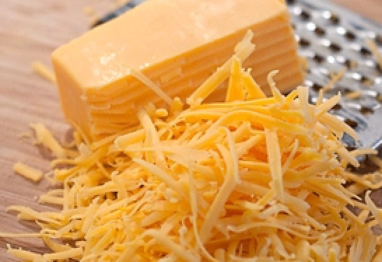 1. Этап. Свинина запеченная в мультиварке: Потрите сыр на терке.