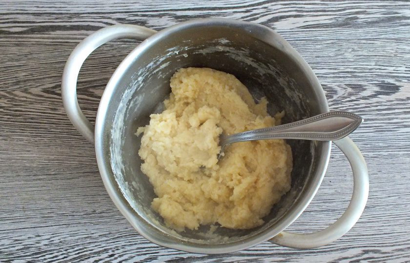 1. Этап. Профитроли с кремом Пломбир: Снимите с огня, всыпьте муку и сразу размешайте. Верните на огонь, размешивая, подержите в пределах одной минуты.