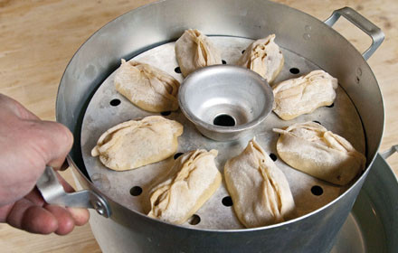 1. Этап. Манты по-казахски: 11. Смазать растительным маслом лучше не только дно ярусов, но и сами манты. Затем аккуратно выложить на ярусы и поставить над кипящей водой. Через 45 минут манты по-казахски в домашних условиях будут готовы и их можно подавать к столу.