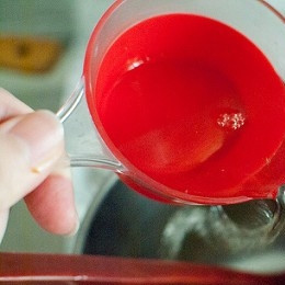 1. Этап. Сливочный соус к семге: Когда масло растопиться, влейте вино и варите, пока оно не выпарится наполовину.