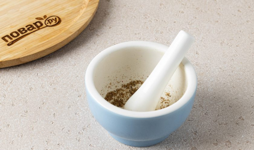 1. Этап. Соус «Карри майо»: В ступке измельчите чёрный перец горошком и кориандр до состояния порошка.