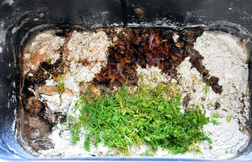 1. Этап. Мини-багеты с жареным луком: Выложите в тесто жареный лук вместе с маслом и нарубленный укроп, посыпьте черным перцем. Замесите тугое упругое тесто. Если покажется, что слишком плотно, не добавляйте жидкости – в итоге все будет, как надо.