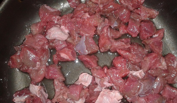 1. Этап. Лагман в микроволновке: 1. Итак, в сковороде или посуде, подходящей для микроволновке (с бортиками) размазываем растительное масло, и выкладываем кусочки говядины. На максимальной мощности выставляем таймер на 40 минут.